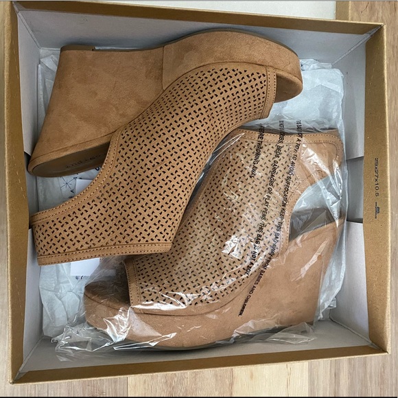 NWT Light Brown Wedge Sandals Suede - Size 8.5 - Picture 4 of 11